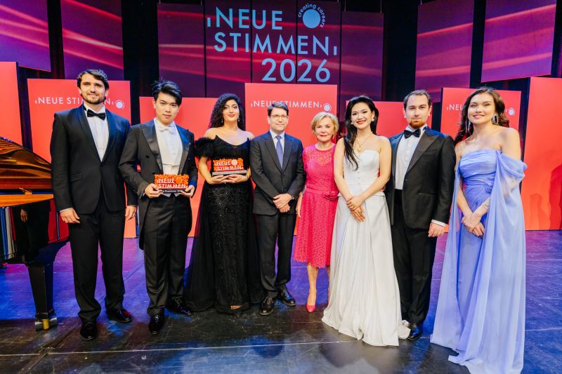 Lauréats du concours « Nouvelles Voix » 2026, avec Alexander Neef et Liz Mohn (Photo : © Besim Mazhiqi)