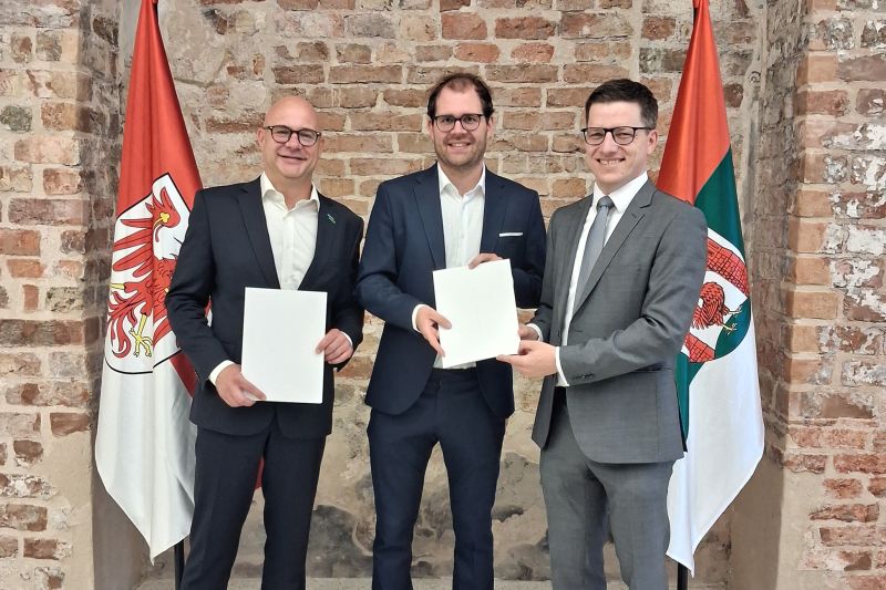 Vertragsunterzeichnung designierter Intendant des BSOF, Lukas Senn (M.), mit Axel Strasser, Oberbürgermeister Stadt Frankfurt (Oder) (li.) und Claus Junghanns, Bürgermeister der Stadt Frankfurt (Oder) sowie Beigeordnete für Kultur (Foto: © Stadt Frankfurt (Oder))