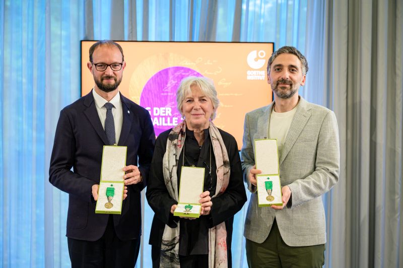 Verleihung der Goethe-Medaille 2026, v.l.n.r.: Michael Pärt, Anita Raja und Prodromos Tsinikoris (Foto: © Henry Sowinski)