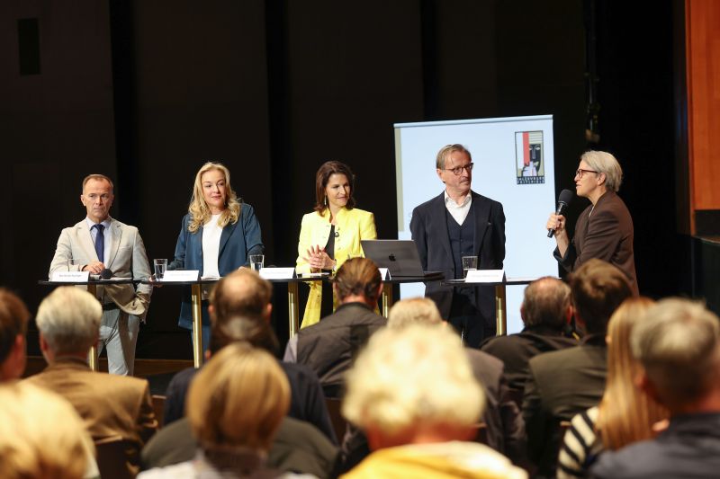PK Kuratorium Salzburger Festspiele, v.l.: Bürgermeister Bernhard Auinger, Festspielpräsidentin Kristina Hammer, Kuratoriumsvorsitzende Landeshauptfrau Karoline Edtstadler, designierter Festspielintendant Peter de Caluwe, Sektionschefin Theresia Niedermüller (Foto: © Land Salzburg / Franz Neumayr)