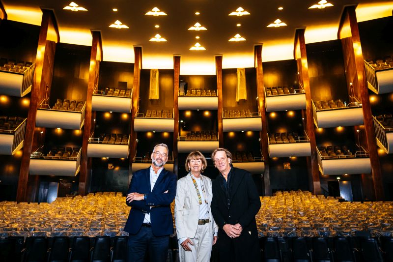 Oberbürgermeisterin Henriette Reker mit den Intendanten Hein Mulders (Oper, l.) und Kay Voges (Schauspiel, r.) auf der Bühne der Kölner Oper (Foto: © Costa Belibasakis, Stadt Köln)