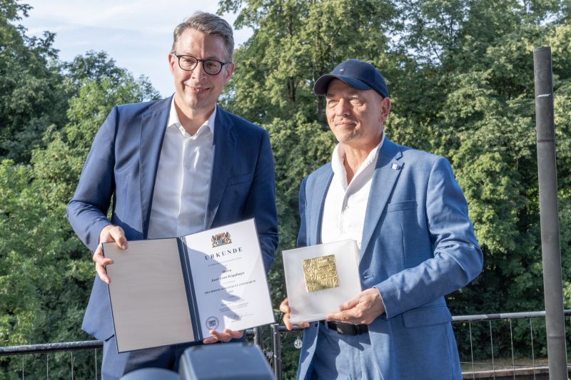 Bayerns Kunstminister Markus Blume verleiht Auszeichnung "Pro meritis scientiae et litterarum" an Josef E. Köpplinger (Foto: © W. Weber / StMWK)