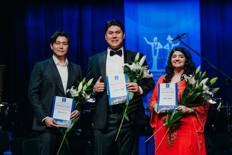 Lauréats du concours de chant Belvedere 2026 : de gauche à droite, Son Jin Kim (3e place), Sungmin Park (1re place), Forooz Razavi (2e place) (Photo : © Pauls Zvirbulis)