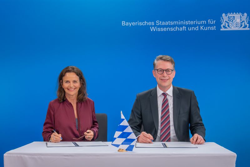 Amélie Niermeyer, designierte Präsidentin der Theaterakademie "August Everding", und Bayerns Kunstminister Markus Blume (Foto: © Axel König/StMWK)