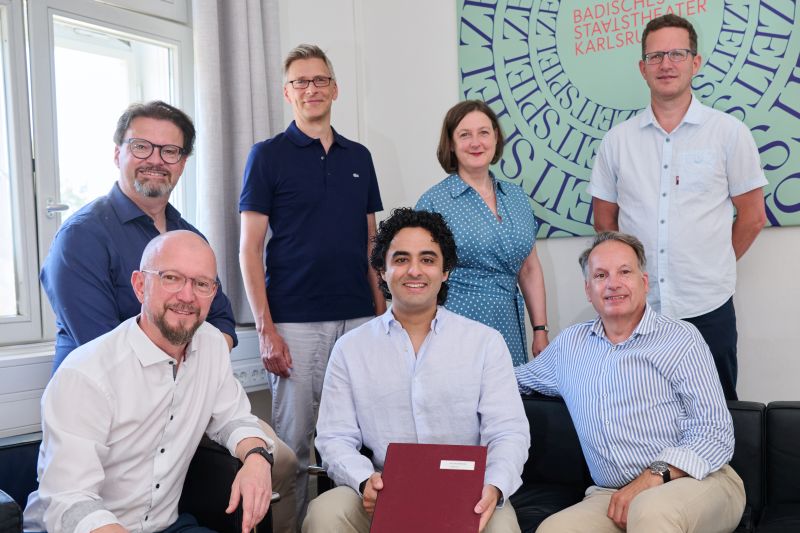 Vertragsunterzeichnung - vorne v.l.n.r.: Johannes Graf-Hauber (Kaufmännischer Intendant), Kerem Hasan (designierter Generalmusikdirektor), Christian Firmbach (Intendant); hinten: Oliver Kersken (Orchesterdirektor), Kai Bantelmann (Orchestervorstand), Uta-Christine Deppermann (Künstlerische Betriebsdirektorin), Jens Böcherer (Orchestervorstand) (Foto: © Arno Kohlem)