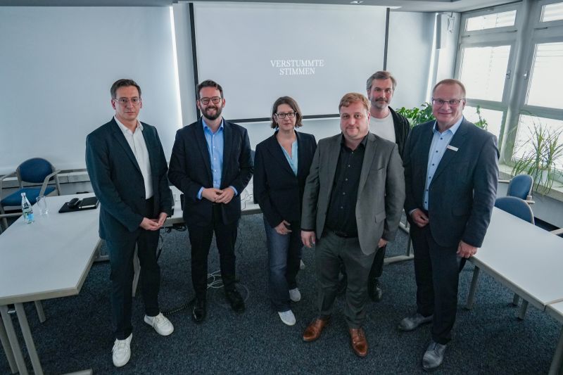 Presentazione del progetto "Voci in silenzio", da sinistra: Jens Geiger-Kiran (kulturarbeiten GbR/Project Management), il sindaco Andreas Zippel, Ina Besser-Eichler (amministratrice delegata dell'Associazione Amici di Bayreuth), Sven Fritz (kulturarbeiten GbR/Project Management), Daniel Hansen (Designstudio Hansen/2) e Wolfram Münch (membro del consiglio di amministrazione di Sparkasse Bayreuth) (Foto: © Città di Bayreuth)