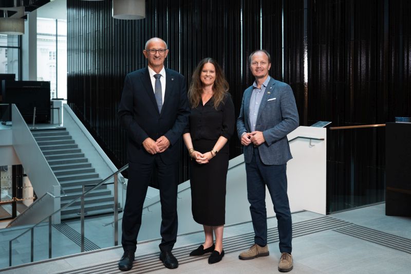 v.l.n.r.: Anton Mattle (Landeshauptmann Tirol), Irene Girkinger (Geschäftsführende Intendantin) und Johannes Anzengruber (Bürgermeister Innsbruck) (Foto: © Leon Arevalo)