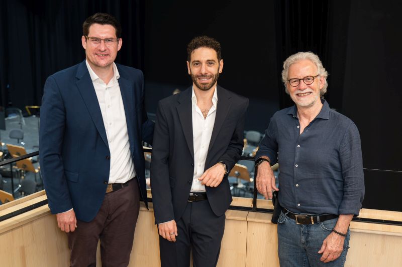 Presentation of Tommaso Turchetta (center) as the new General Music Director of the Coburg State Theatre, with Mayor Dominik Sauerteig (left) and Interim Director Ulrich Peters (right) (Photo: © City of Coburg / Constantin Hirsch)