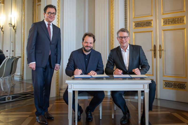 Vertragsunterzeichnung designierter Generalmusikdirektor Petr Popelka (M.) mit Kunstminister Markus Blume (r.), links stehend hinten Staatsintendant Serge Dorny (Foto: © Axel König / StMWK)