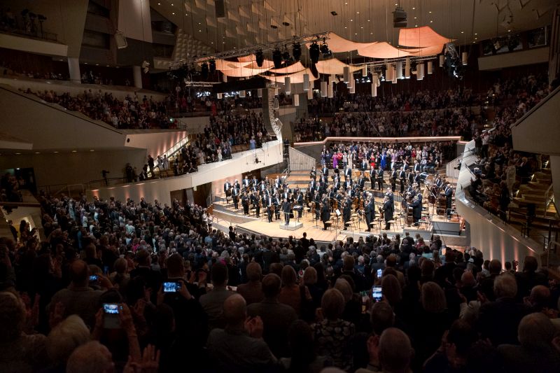 L'Orchestre philharmonique de Berlin et son chef d'orchestre Kirill Petrenko (Photo : © Lena Laine)