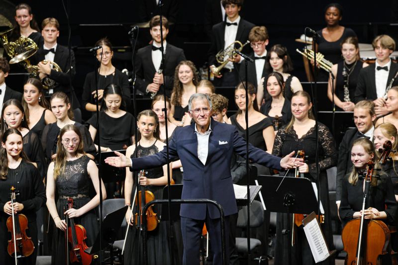 Nicolás Pasquet und Landesjugendsinfonieorchester Hessen nach Verleihung des Würth-Preises (Foto: © Würth/Ufuk Arslan)