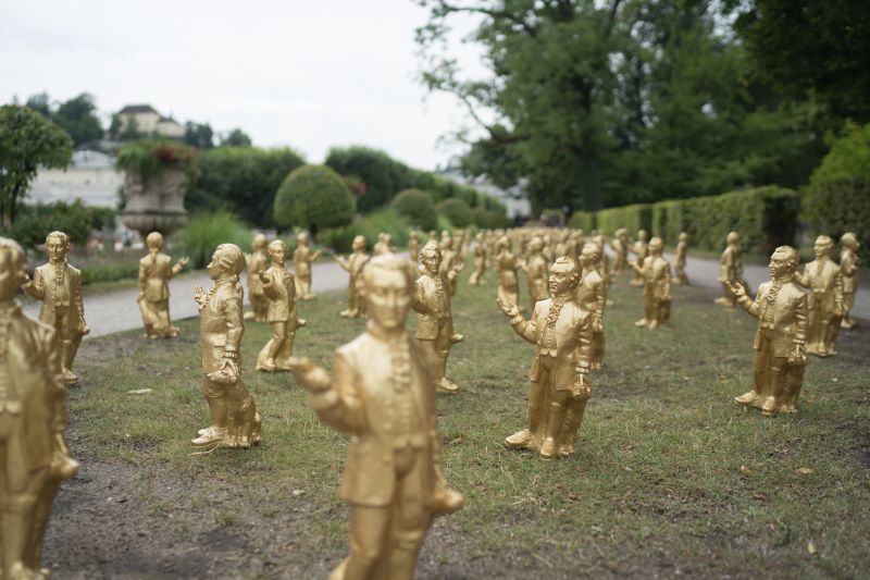 Mozart-Skulptureninstallation von Ottmar Hörl im Salzburger Mirabellgarten (Foto: © Wolfgang Lienbacher)