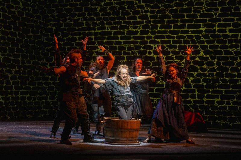 Hannah Severin (Ronja), Ensemble in "Ronja Räubertochter", Volksoper Wien 2026 (Foto: © Marco Sommer / Volksoper Wien)